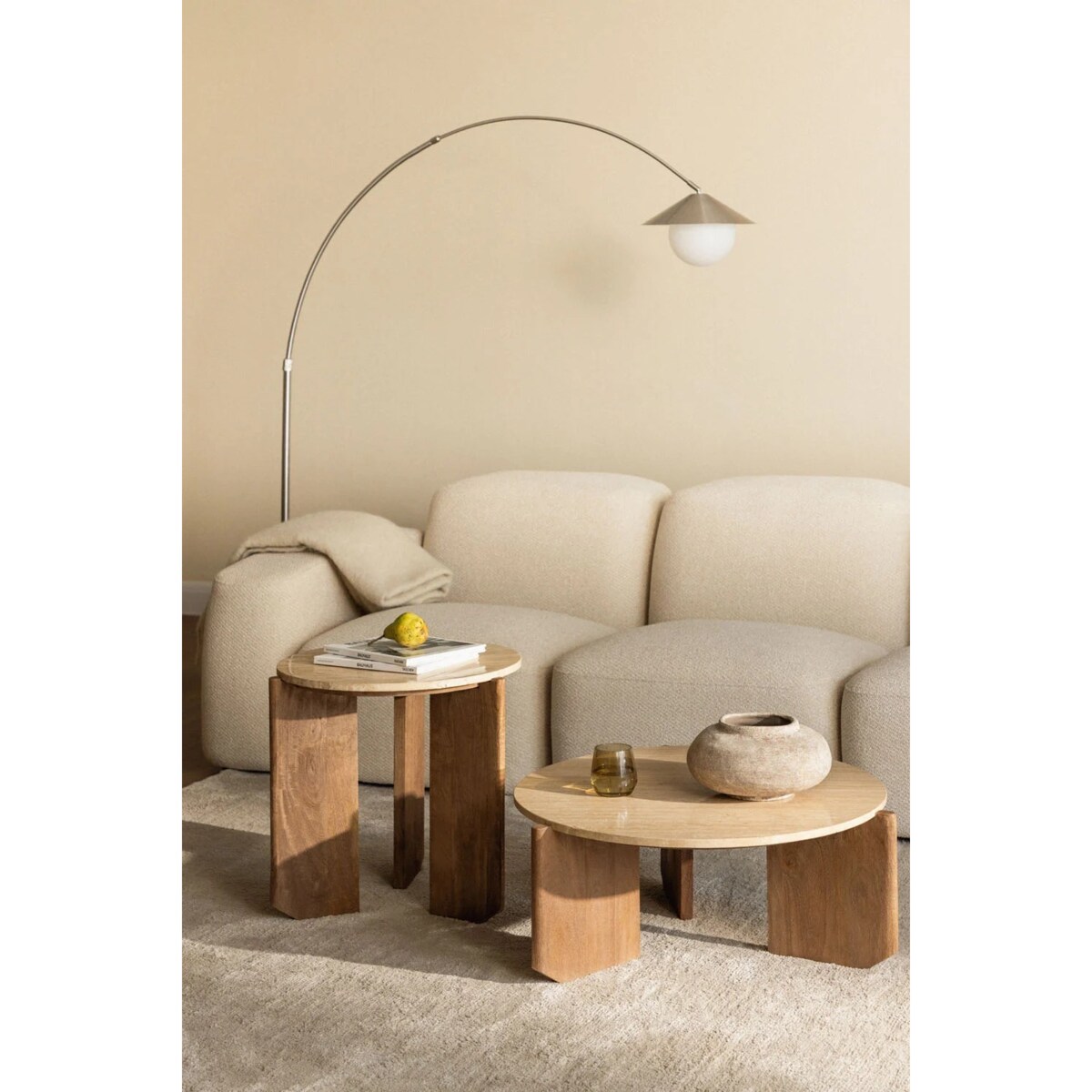 Komplet 2 stolików kawowych z trawertynu i drewna mango Lavinia