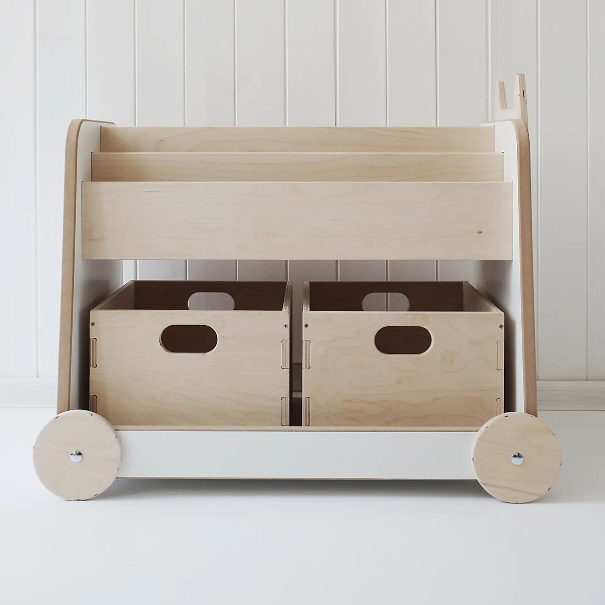 Drewniany regał na kółkach