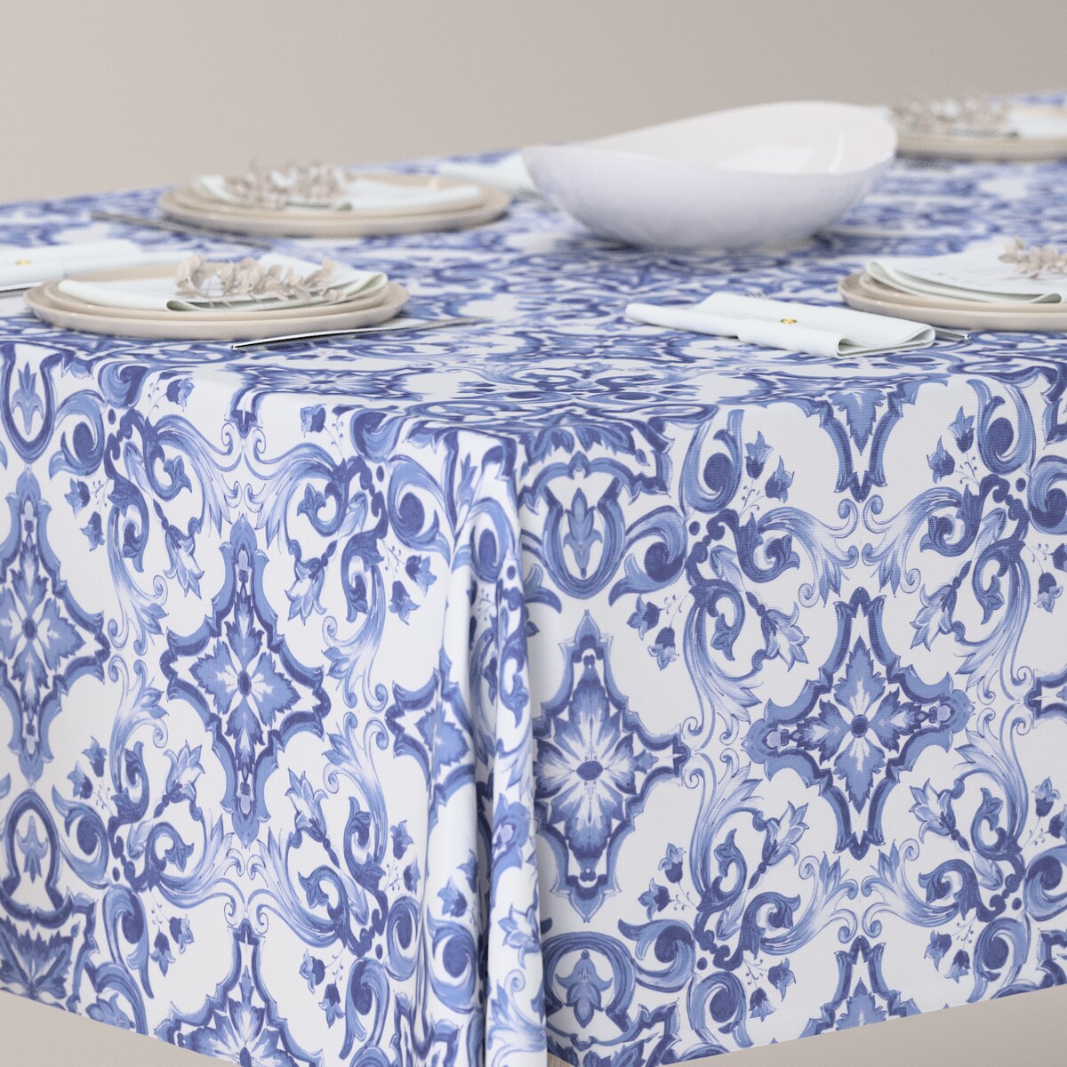 Obrus prostokątny 100 x 100 cm niebieskie wzory na białym tle