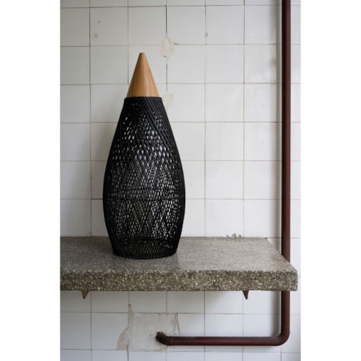 Rattanowa lampa z drewnem teakowym CONE w rozmiarze S - czarna