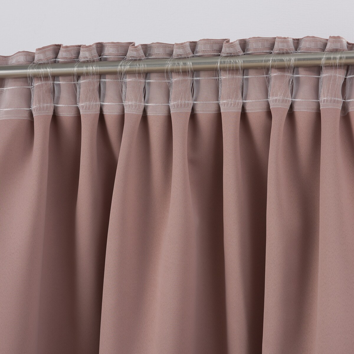 Zasłona zaciemniająca na taśmie marszczącej pudrowy róż 140 x 280 cm 1 szt. 140x280 różowy-beżowy