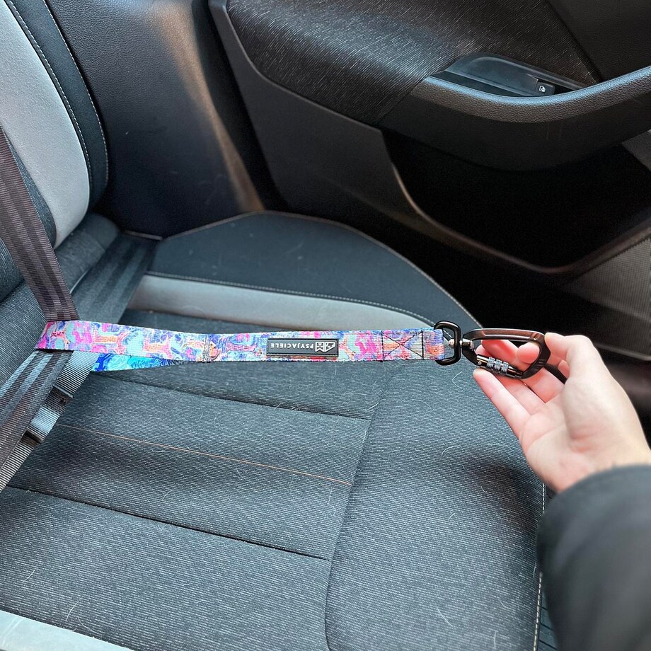 Pętla mocowana do pasa samochodowego "Większe niż poziomka na 9 liter"