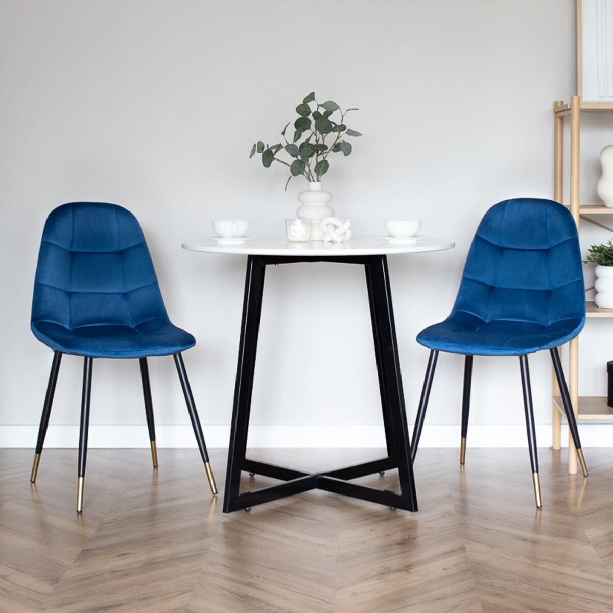 Krzesło tapicerowane pikowane welurowe granatowe złote nogi do salonu