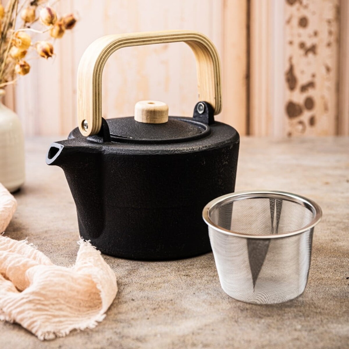 Czajniczek żeliwny Zaparzacz do herbaty z drewnianym uchwytem 1.3L KINGHOFF