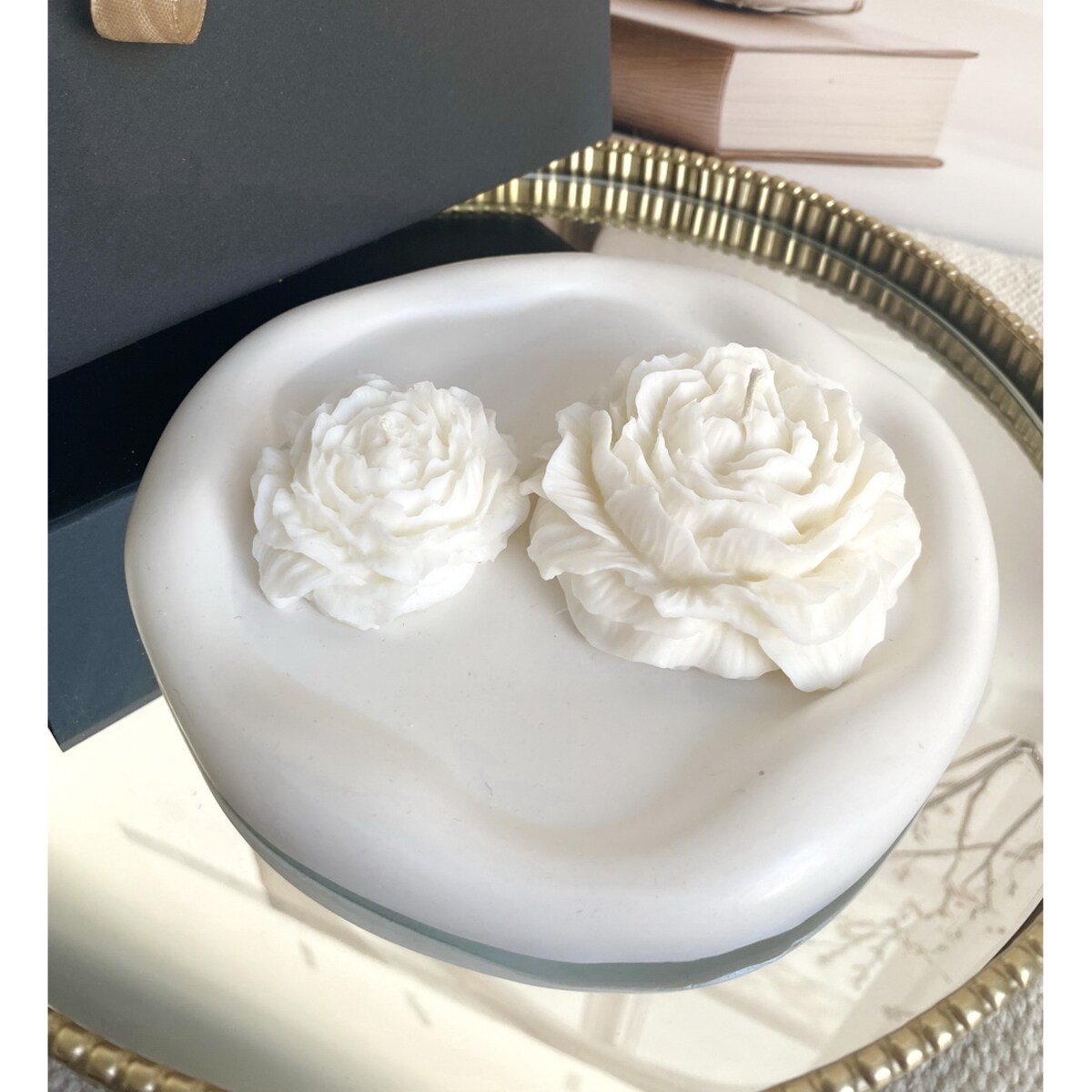 Podziel się: Pinterest Zestaw prezentowy świece ekologiczne sojowe dekoracyjne "Peony Queen" białe + taca z gipsu- pudełko prezentowe
