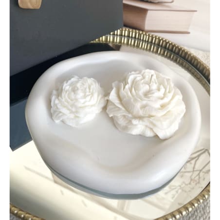 Podziel się: Pinterest Zestaw prezentowy świece ekologiczne sojowe dekoracyjne "Peony Queen" białe + taca z gipsu- pudełko prezentowe