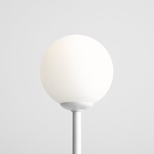 Biała lampka Pinne 1080B Aldex minimalistyczna kula na szafkę nocną