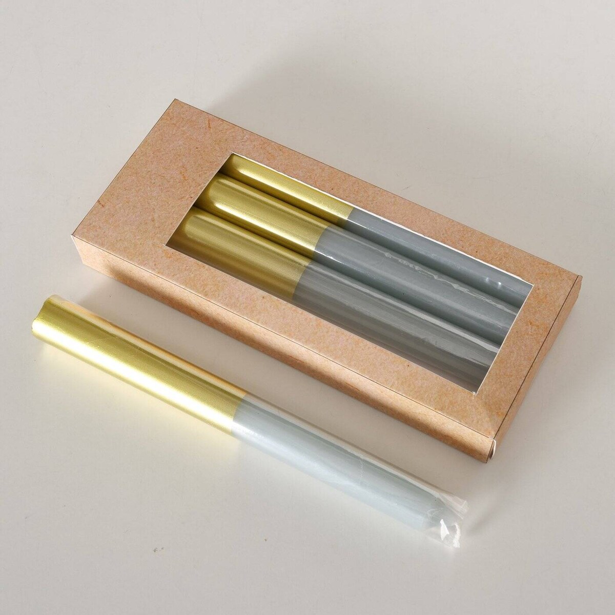 Świeczki kolorowe z podstawą w złotym kolorze, 4 sztuki