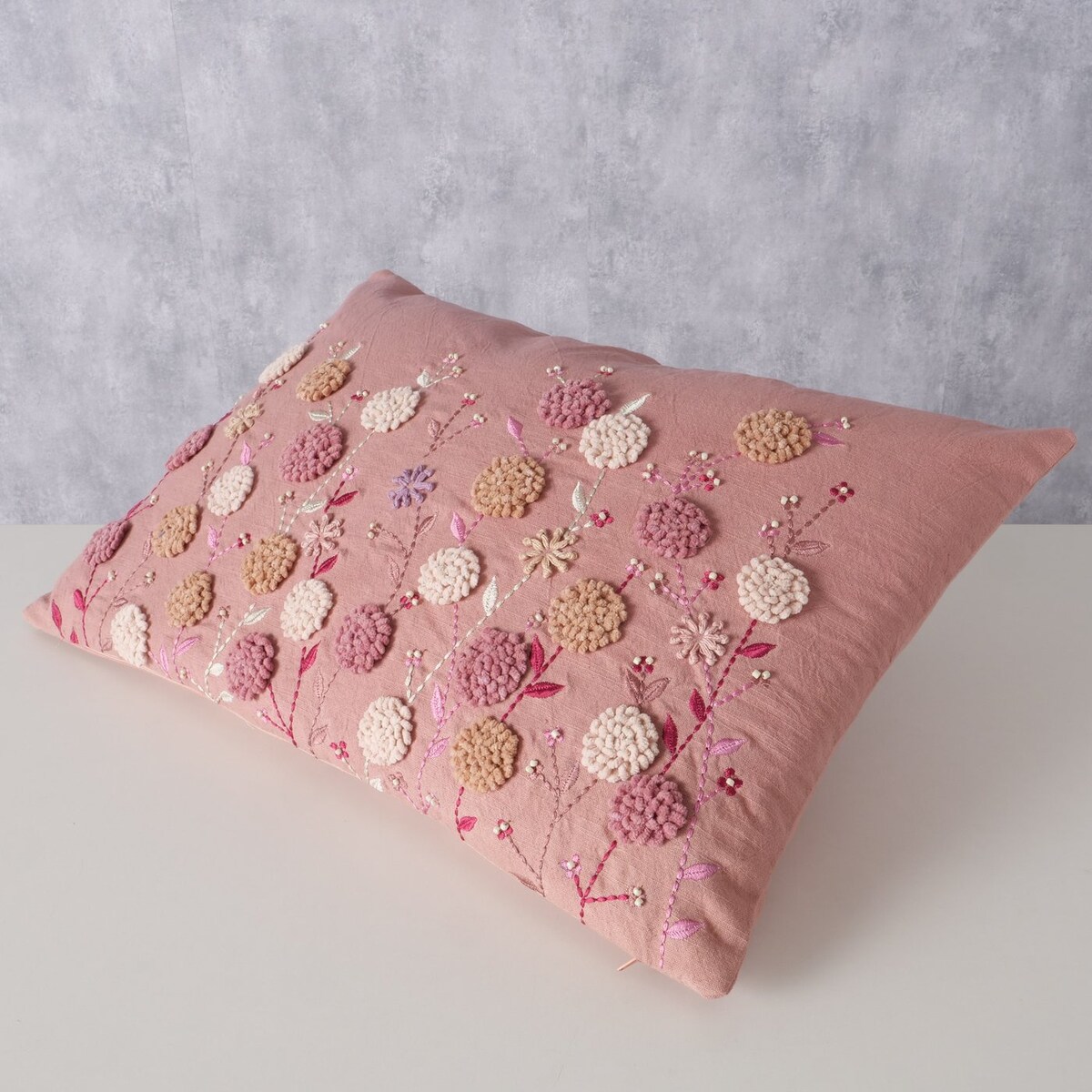 Poduszka dekoracyjna wyszywana w kwiatki HENRIKE, 59 x 39 cm