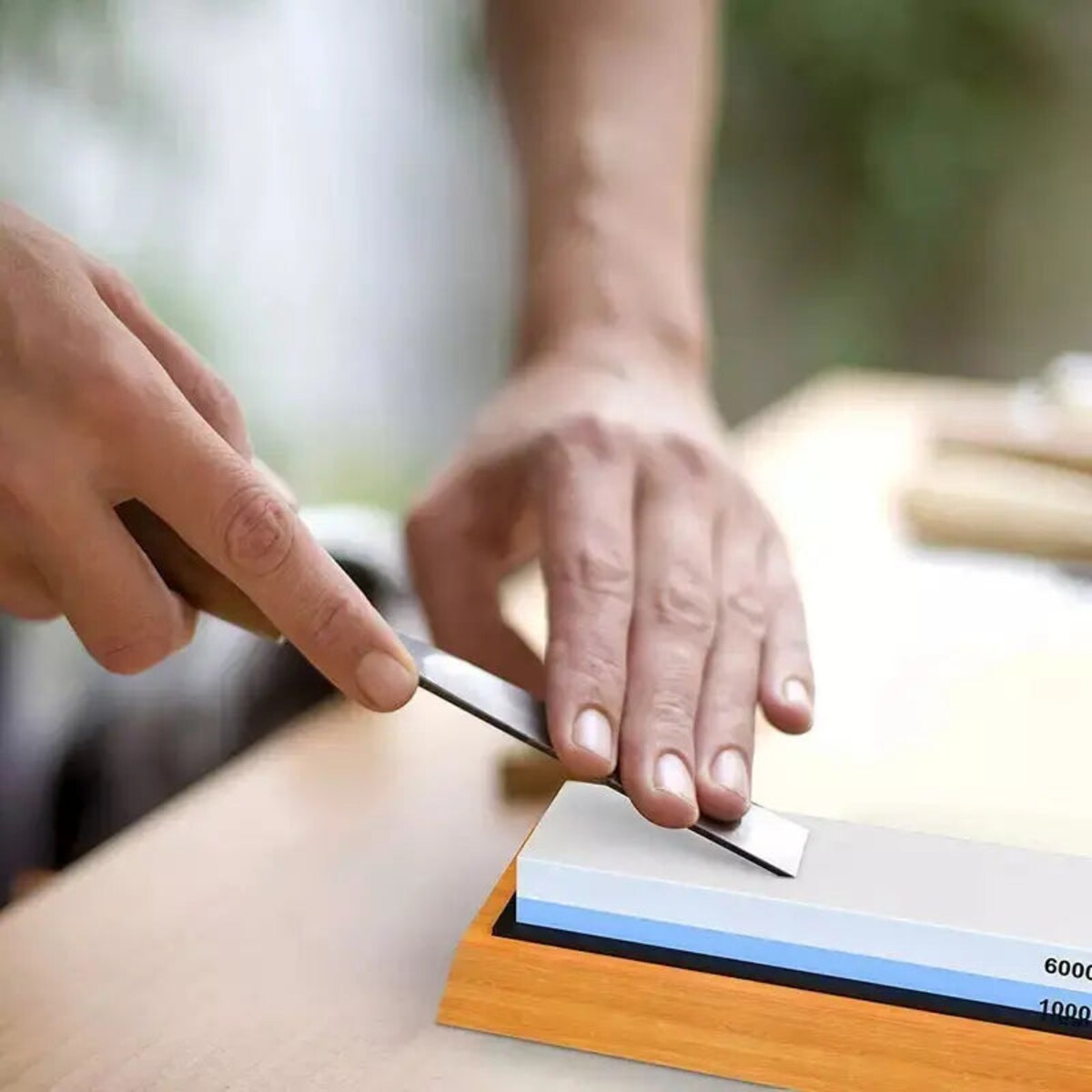 Kamień wodny do ostrzenia noży 2000/5000 z antypoślizgową podstawą Ostrzałka