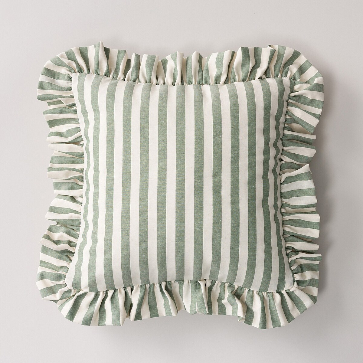 Poszewka Paula z falbaną 45x45 zielono-białe pasy (1,5cm)