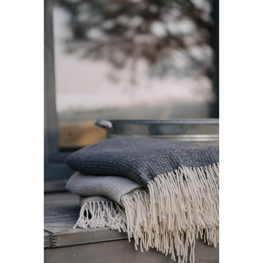 Koc z wełny merino z domieszką kaszmiru grafitowy