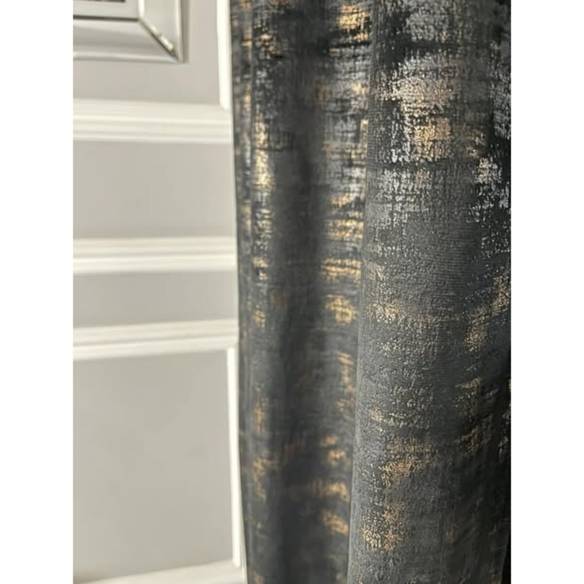 Zasłona ze złotymi przetarciami 140x270 cm na taśmie marszczącej | czarna ze złotem