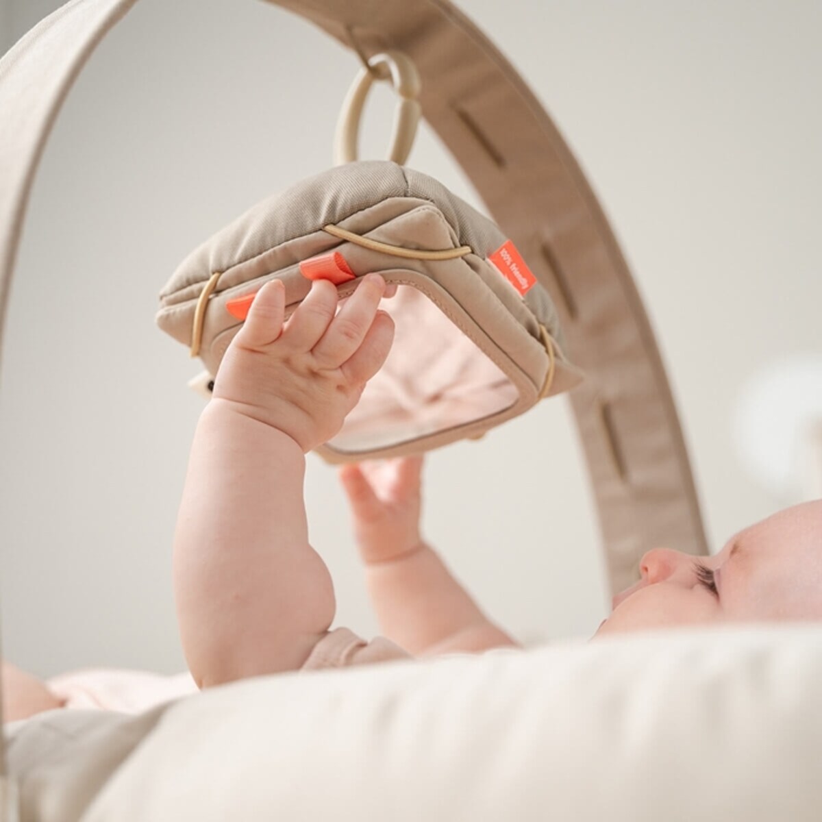 Done by Deer Zawieszka na Karty Kontrastowe Deer Friends Sand