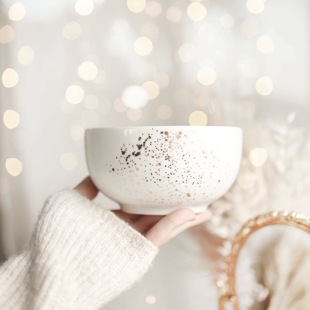 Biała miska porcelanowa 500 ml - motyw nakrapianego złota dla miłośników eleganckiego stylu na parapetówkę