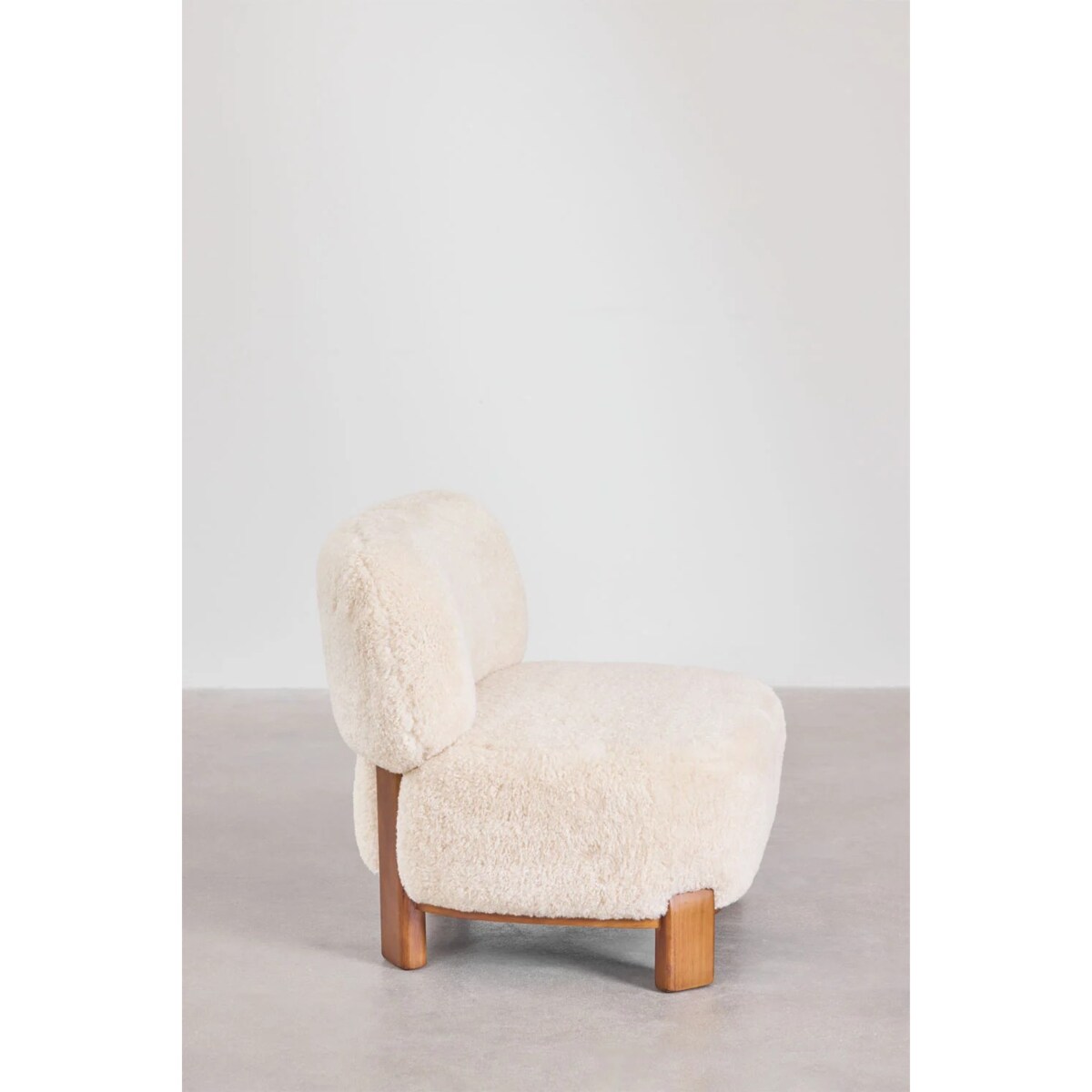 Fotel z drewna kauczukowego i futerka Eldred