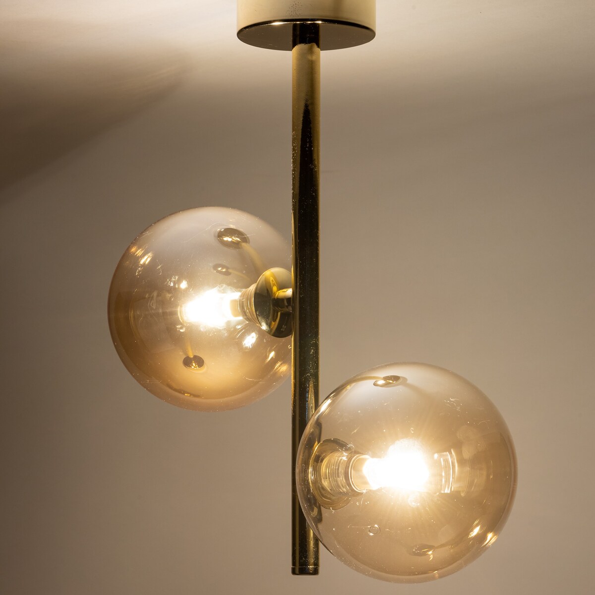 Lampa sufitowa TK Lighting ESTERA GOLD 4547 czarno-złota 2xG9 z białymi szklanymi kloszami, nowoczesna do salonu i sypialni