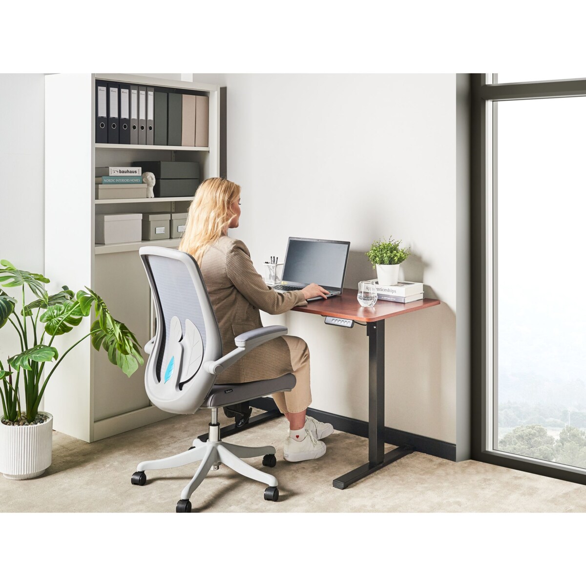 Biurko regulowane elektrycznie 120 x 60 cm czarne z ciemnobrązowym TAVARES