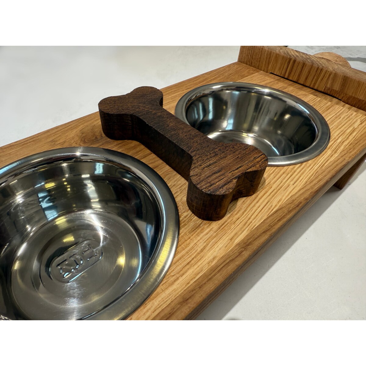 Miska dla psa na stojaku drewnianym M