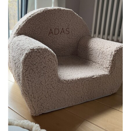 Futrzany fotelik dla dziecka z haftowanym imieniem beż