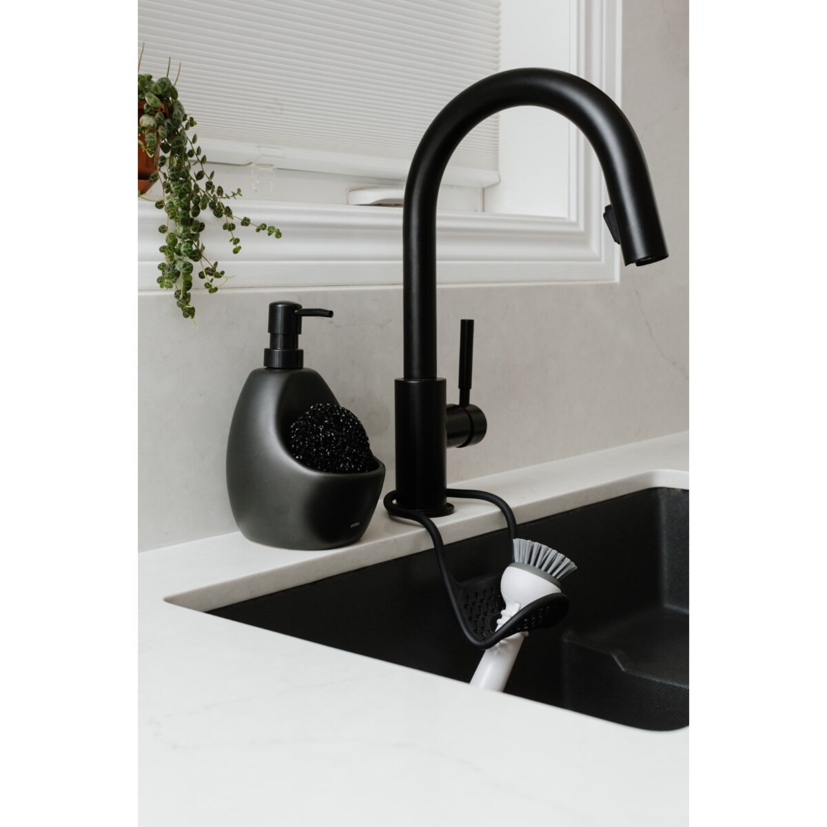 Dozownik do mydła lub płynu z gabką czarny Joey, Umbra