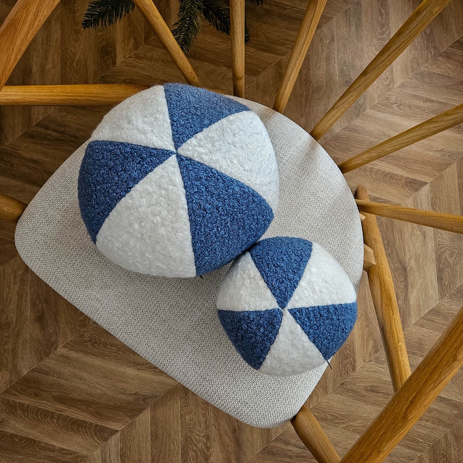 Poduszka SOFT LOOP | biało - niebieska mała kula