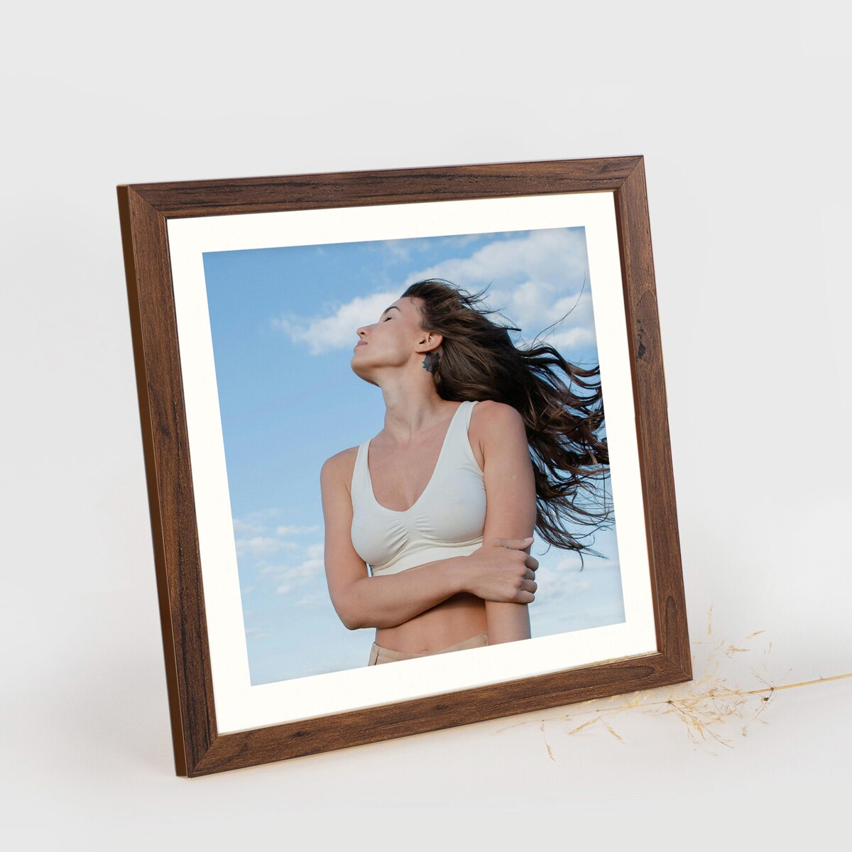 Ramka na zdjęcia 30x30 cm brązowa rama MDF z plexi do powieszenia klasyczna kwadratowa ramka FRAMAI