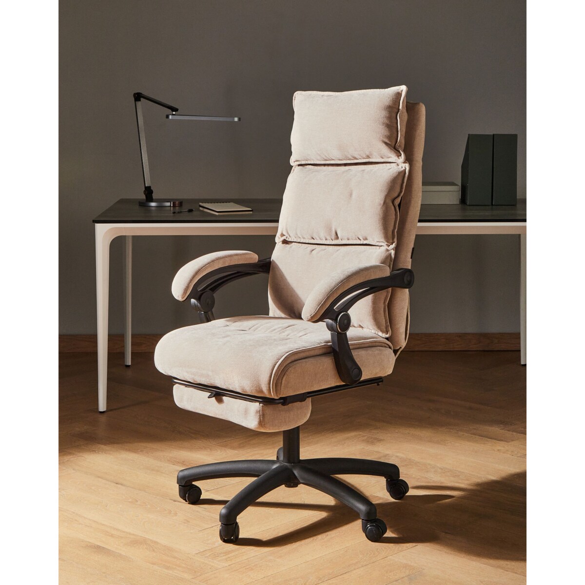 Fotel biurowy Z wysuwanym podnóżkiem EATON Szenil Beżowy