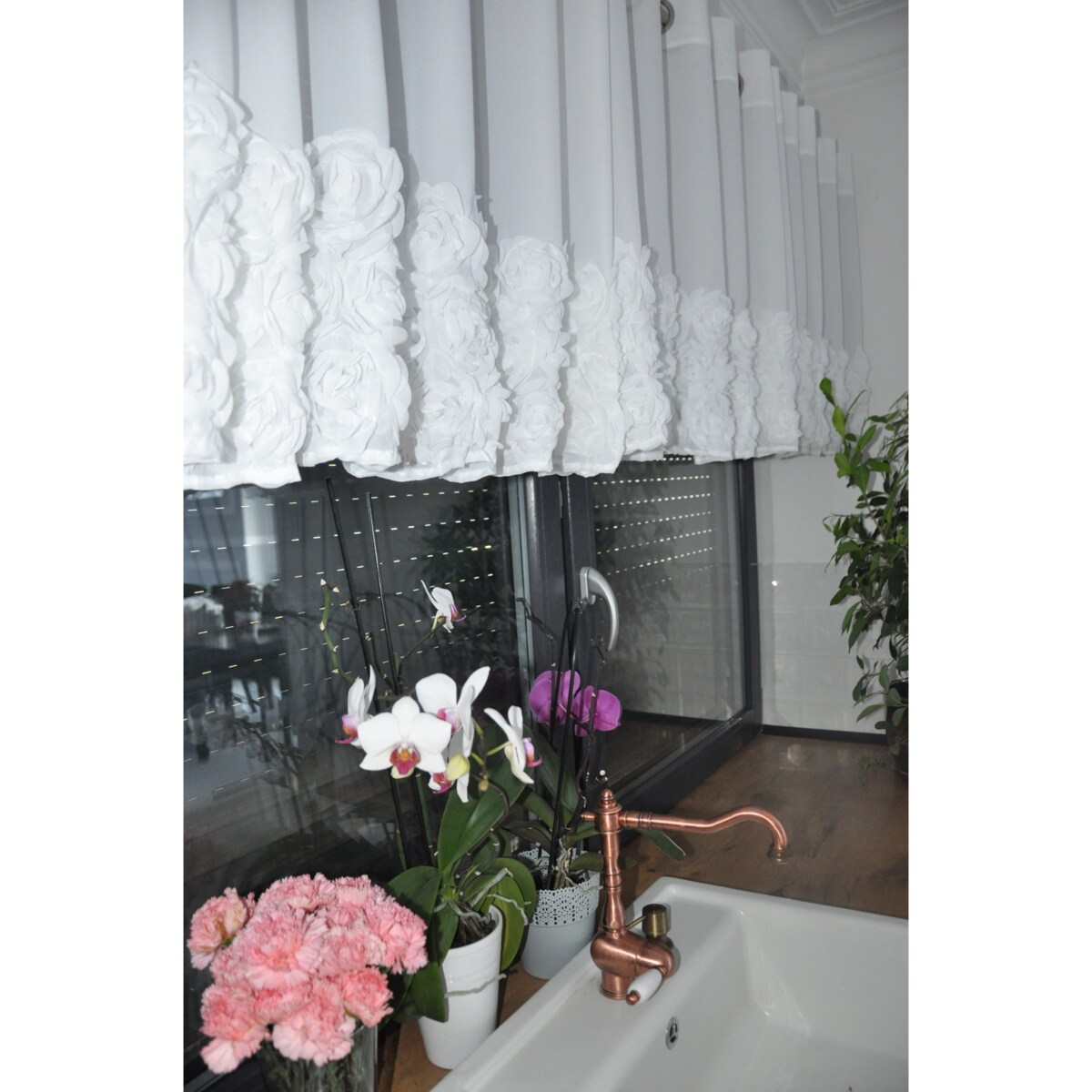 firana z szyfonu "roses" wyszywane róże | taśma 160x70 cm biała | zdobiona aplikacją 3D w róże