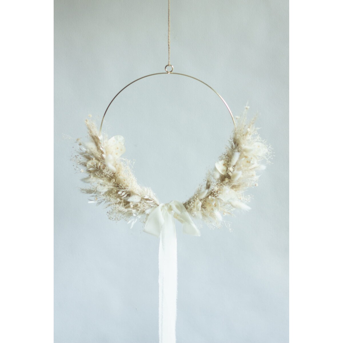 Wianek suszony na obręczy - beżowo biały