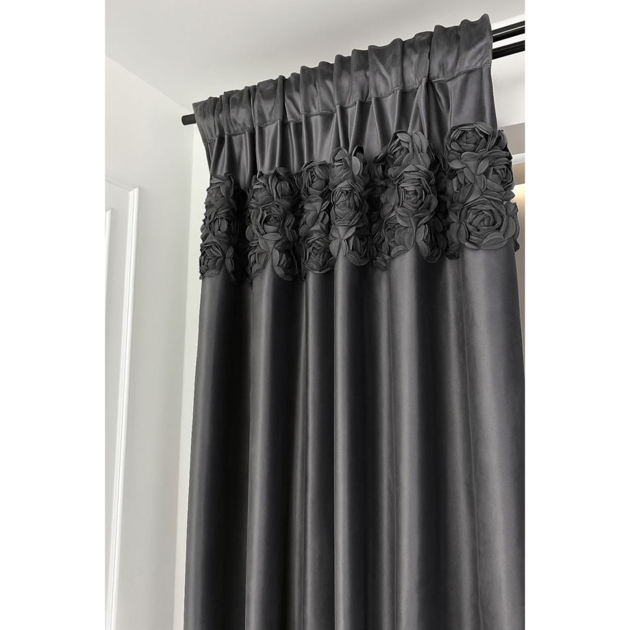 Zasłona welurowa "royal roses" z wyszywanymi różami 140x270 cm taśma | czarna