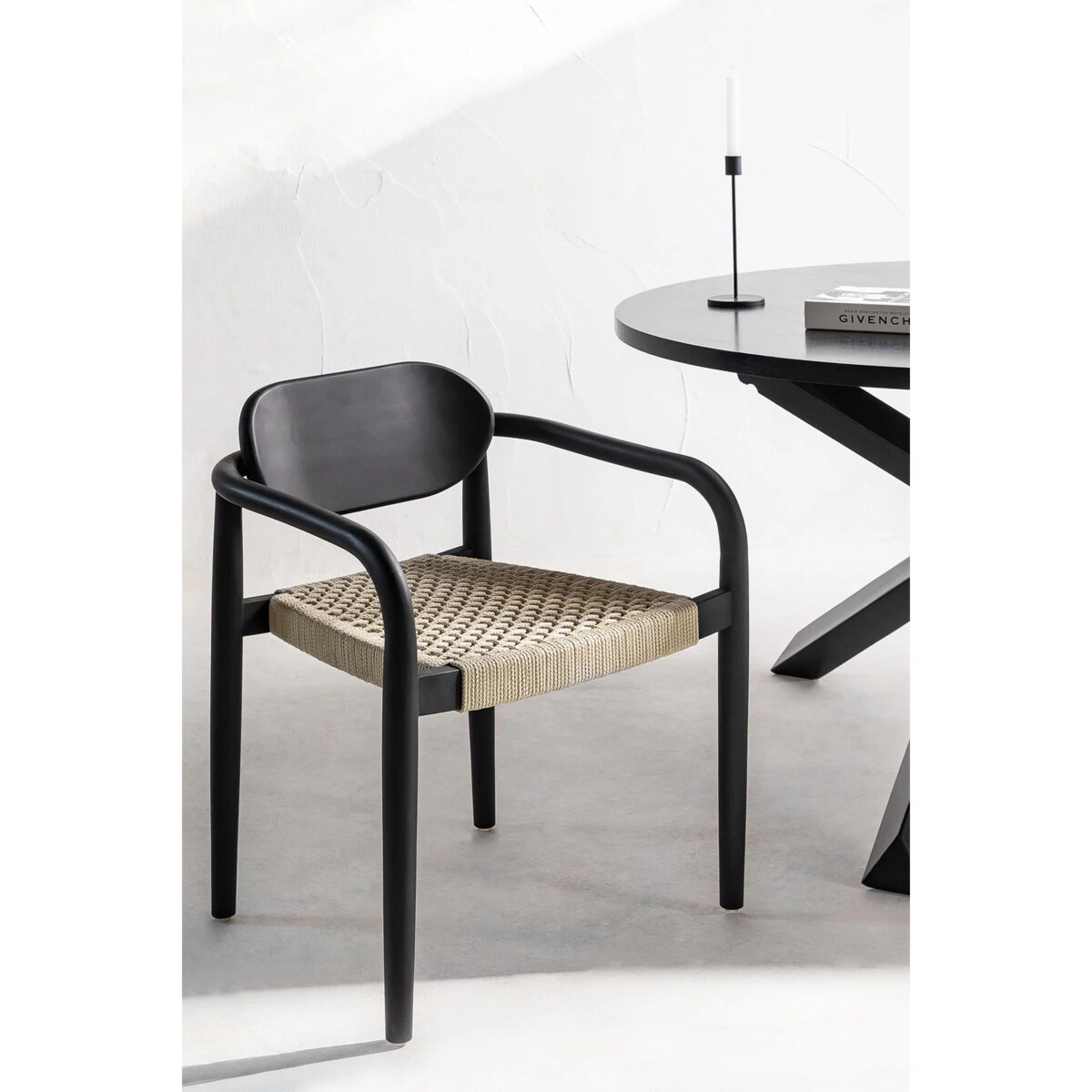 Krzesło drewniane z podłokietnikami i plecionką Ugmen czarne