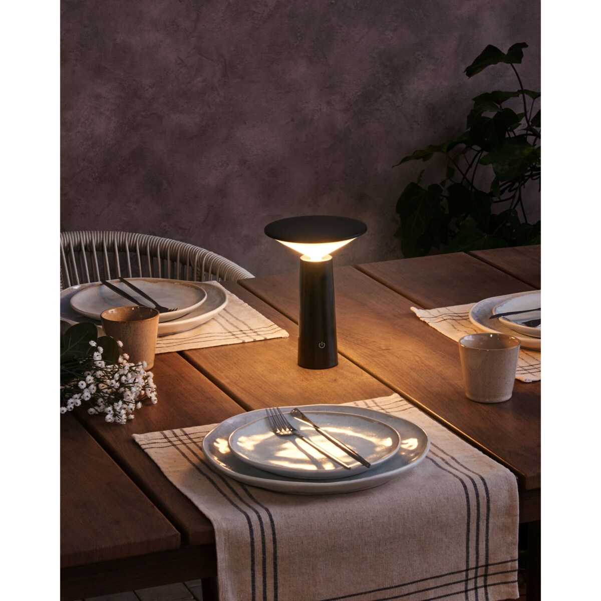 Bezprzewodowa lampa stołowa metalowa czarna LEVIRA