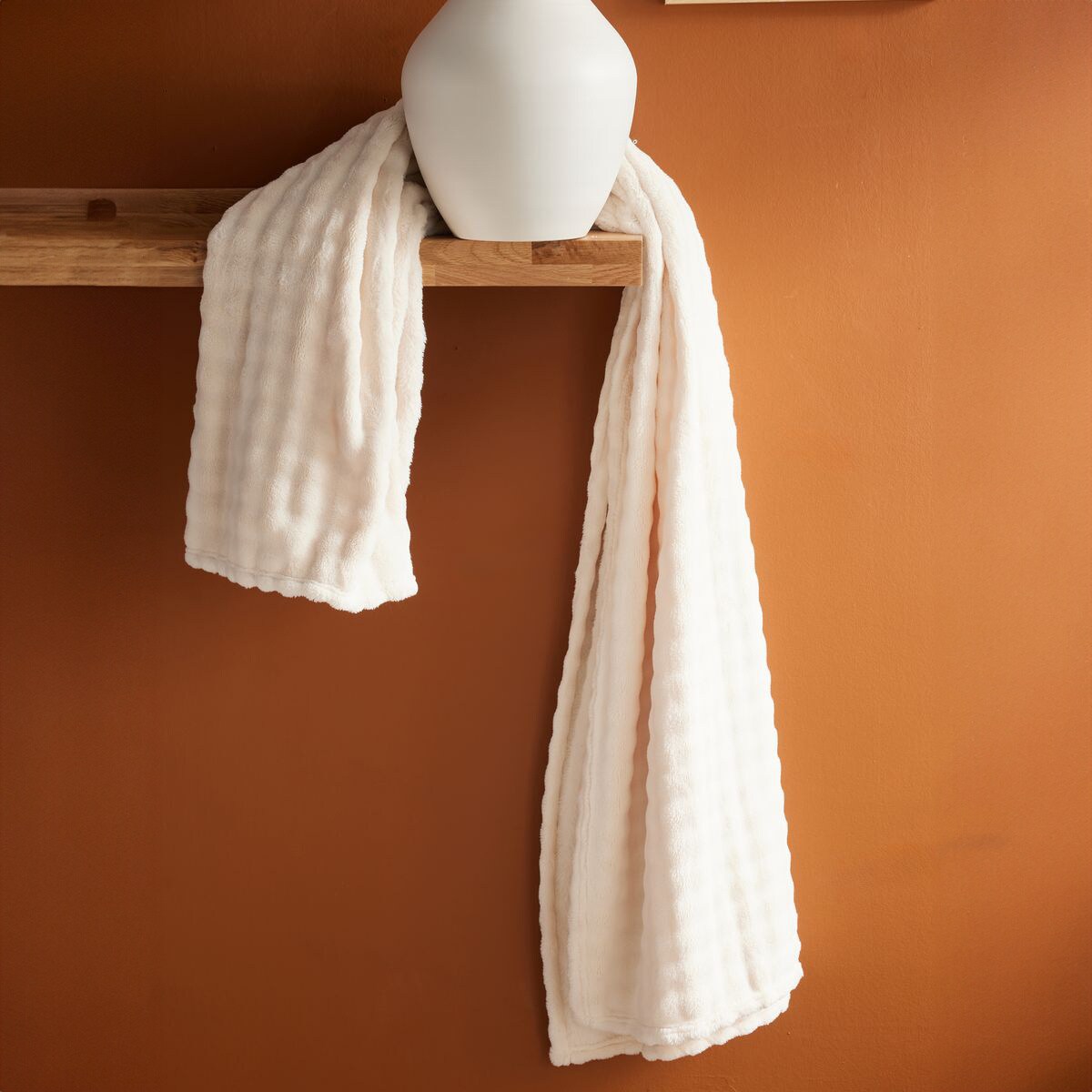 Koc z tłoczonym wzorem, 130 x 180 cm, MOELI