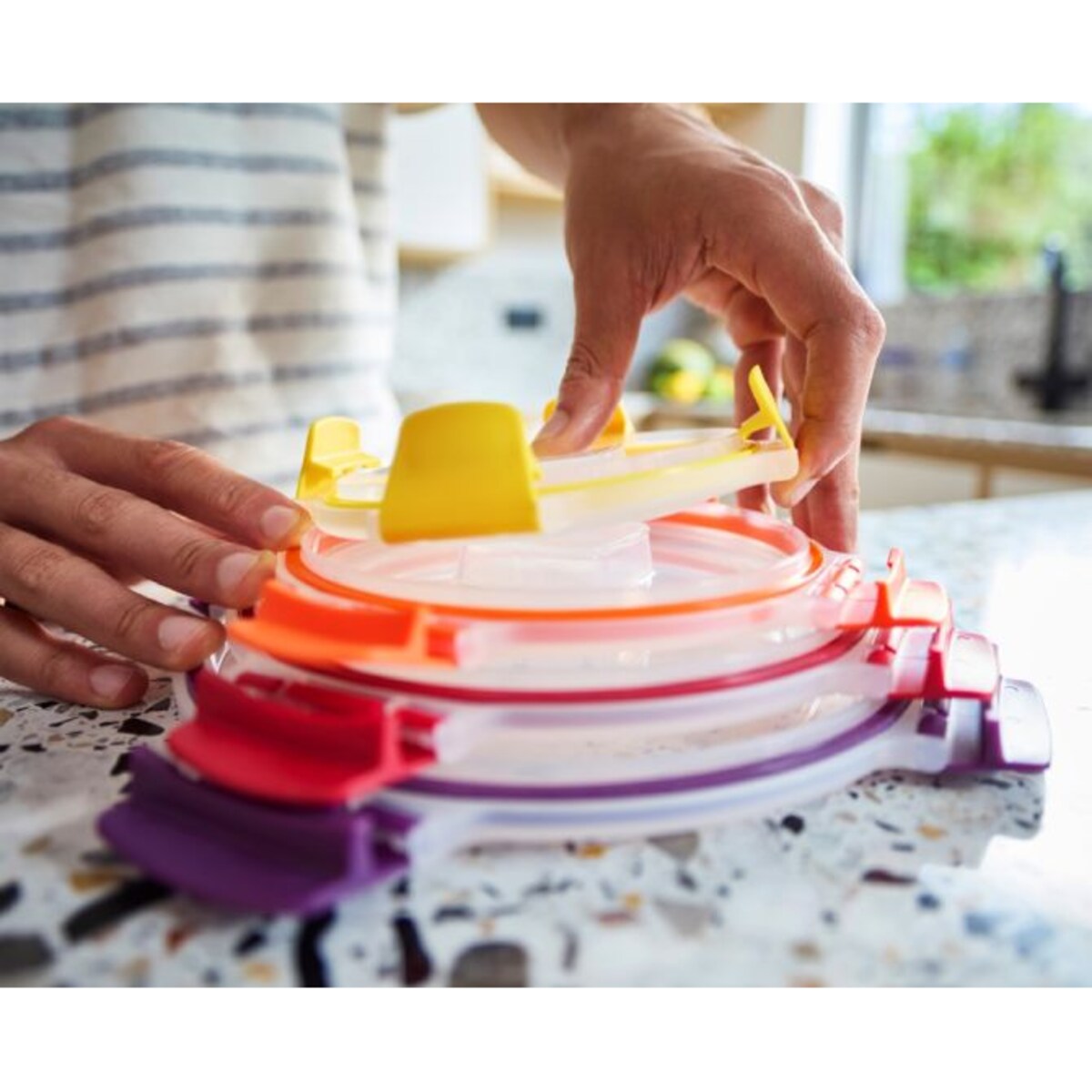 Zestaw 8 pojemników Multicolor Nest Lock Joseph Joseph