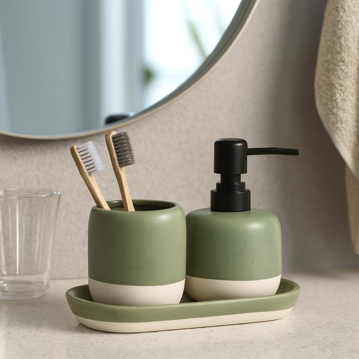 Dozownik do mydła i kubek na szczoteczki na ceramicznej podstawce THE PASTELS