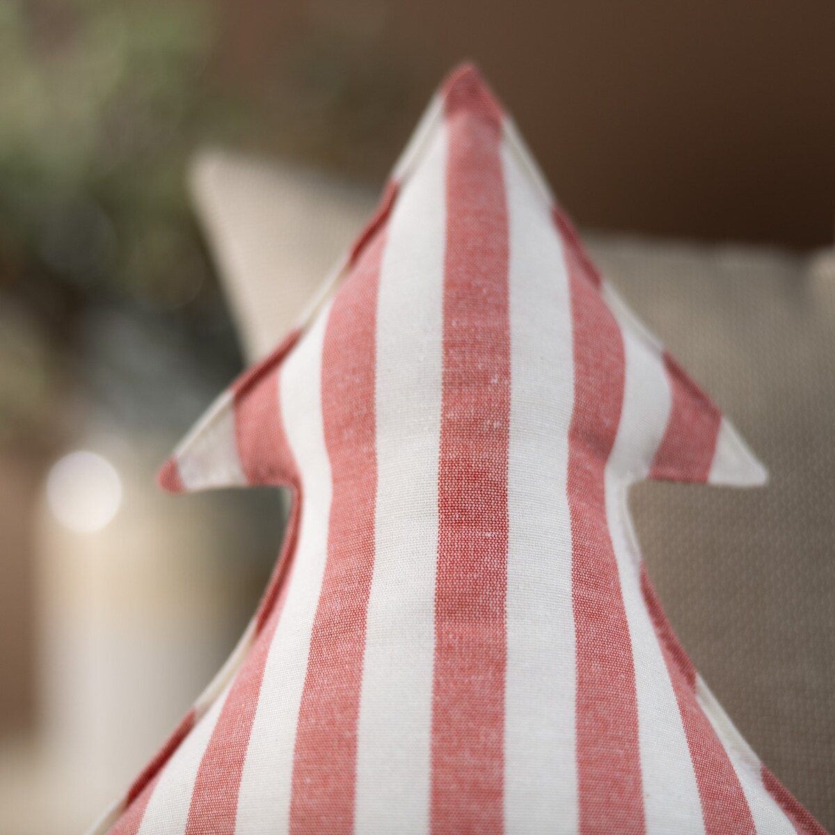 Poduszka Choinka 38x40cm, czerwono-białe pasy (1,5cm), 38x40x8cm, Quadro