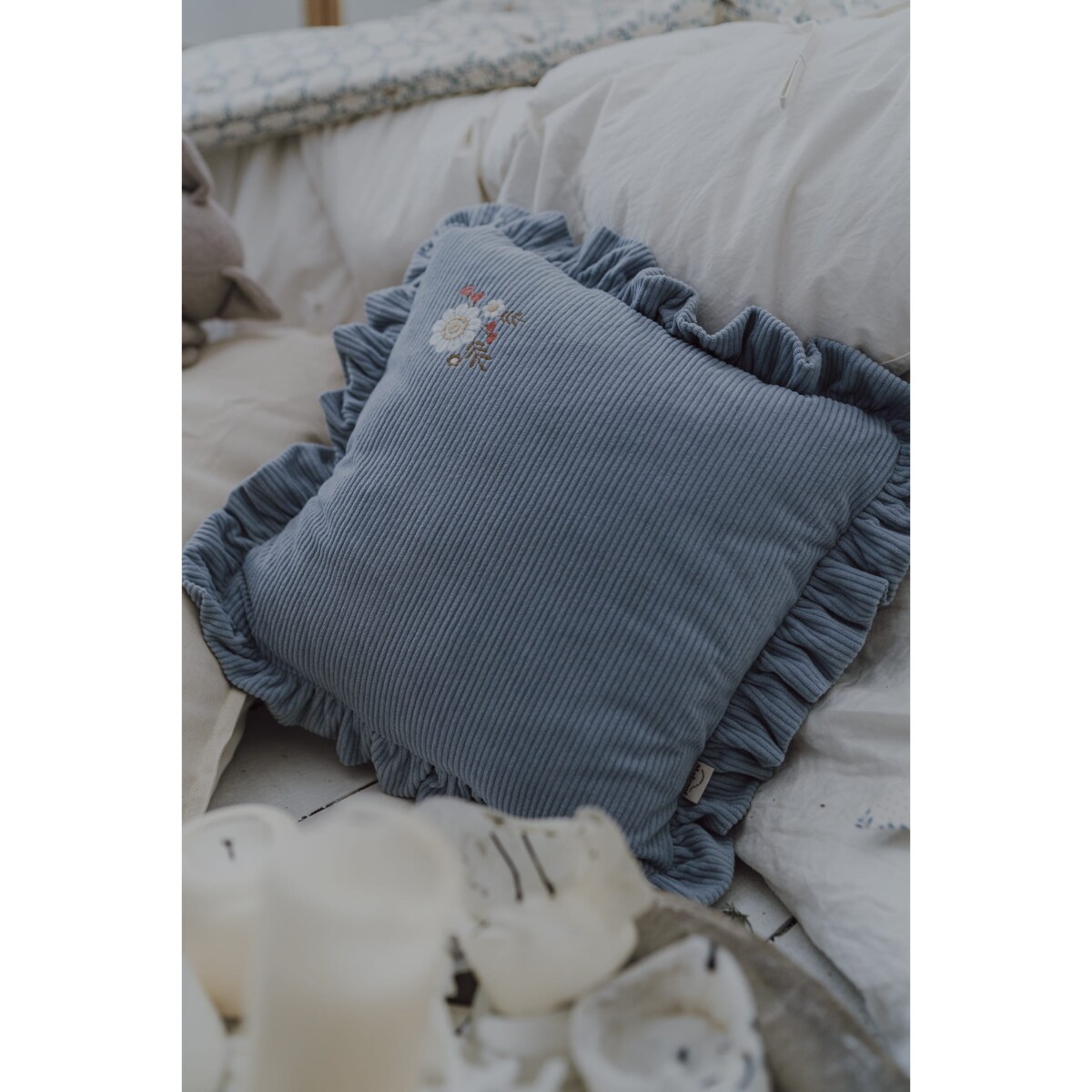 Poduszka dekoracyjna sztruksowa z falbanką blue