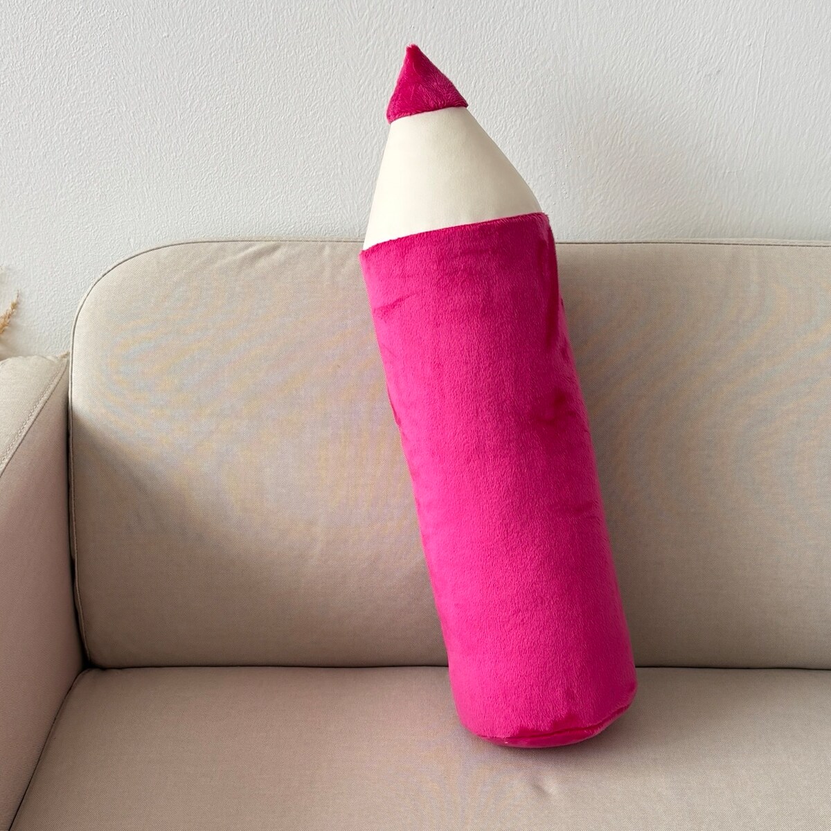 Poduszka w kształcie kredki kredka fuksja