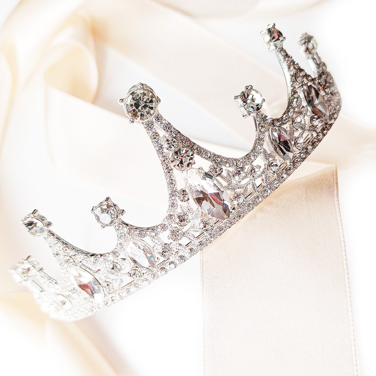 Efektowny diadem tiara korona z cyrkoniami stopniowana