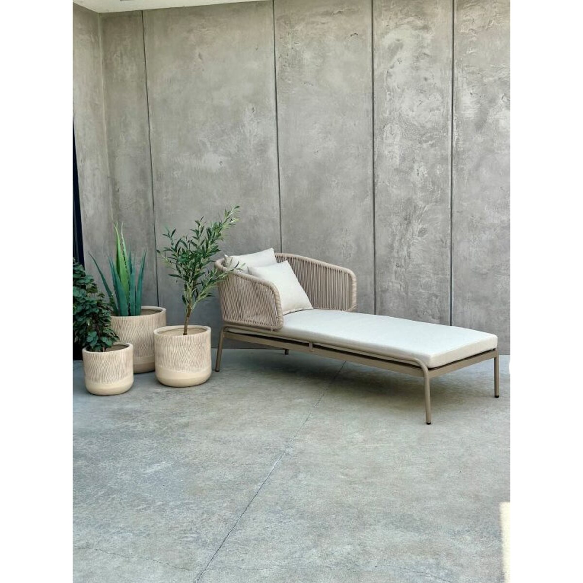 ALUMINIOWY LEŻAK NAZARIO W KOLORZE SZAMPAŃSKIM