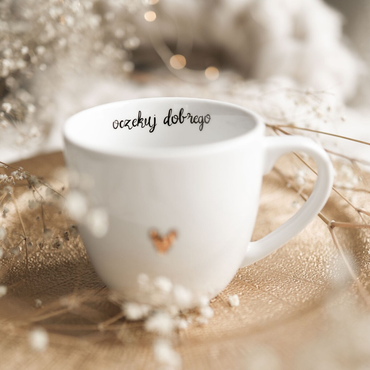 Biały kubek porcelanowy 300 ml „Oczekuj dobrego" ze złotym sercem - prezent na urodziny dla bliskiej osoby, przyjaciółki, mamy