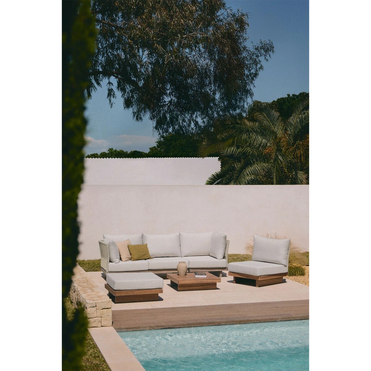 Zestaw ogrodowy: 4-częściowa sofa, stolik kawowy z pufem z drewna akacjowego Dailin