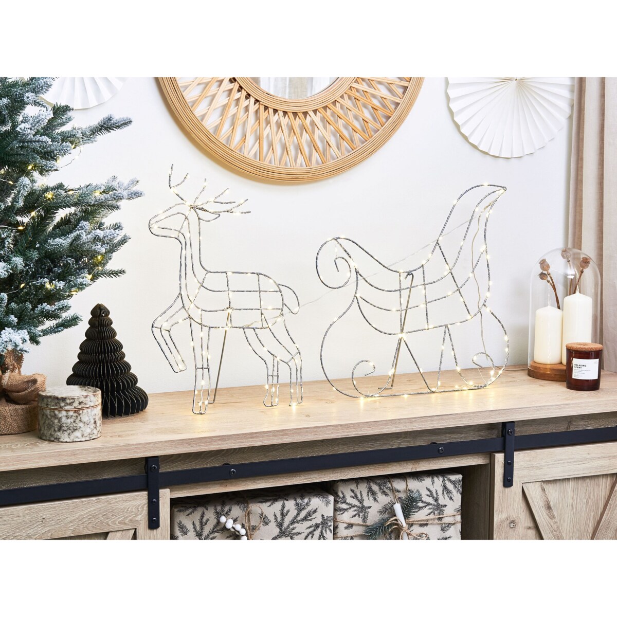 Dekoracja ogrodowa LED renifer z saniami 46 cm srebrna SAIJA