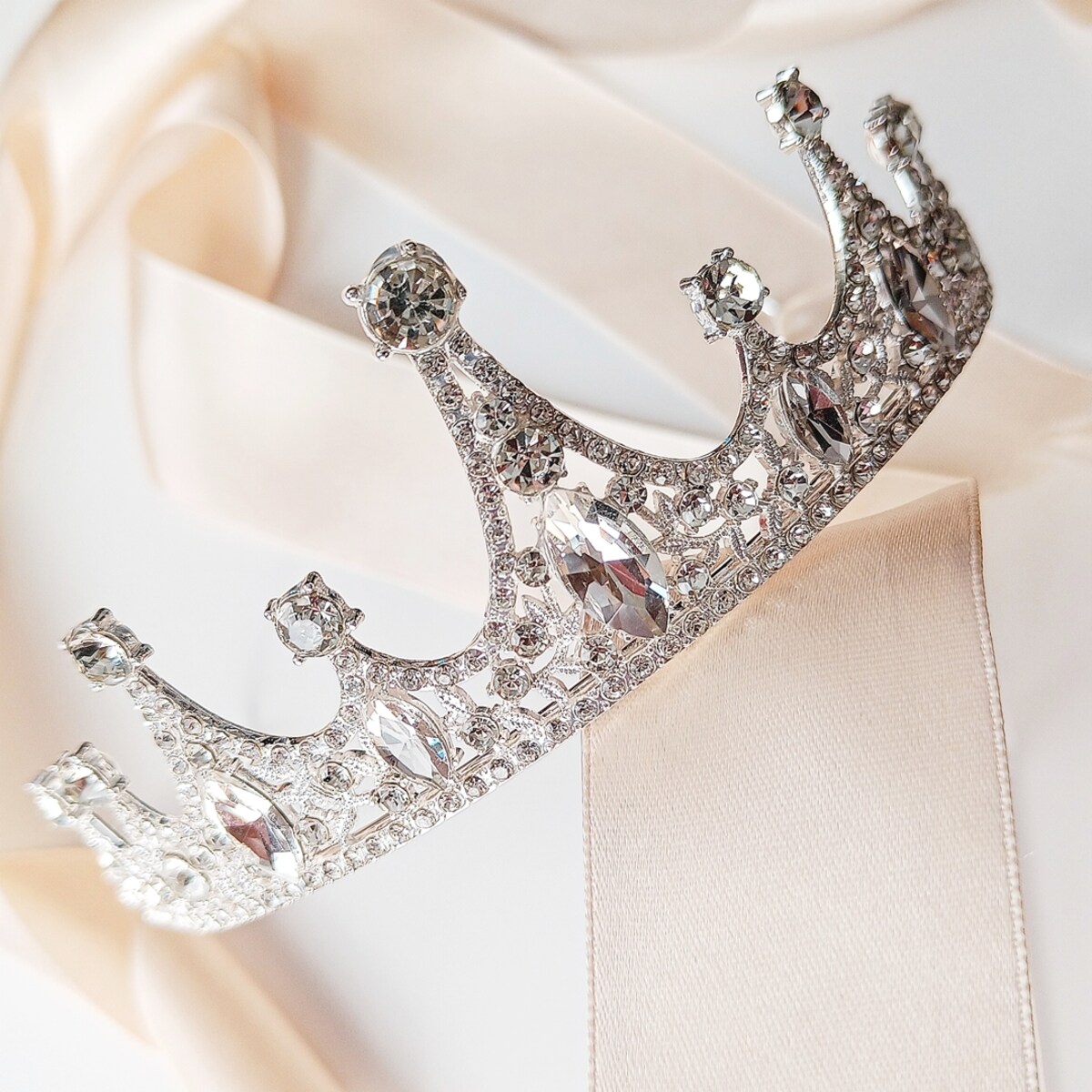 Efektowny diadem tiara korona z cyrkoniami stopniowana