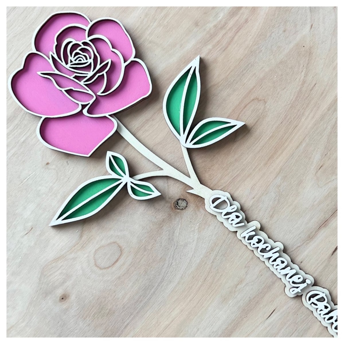 Duża drewniana róża z okazji Dnia Babci