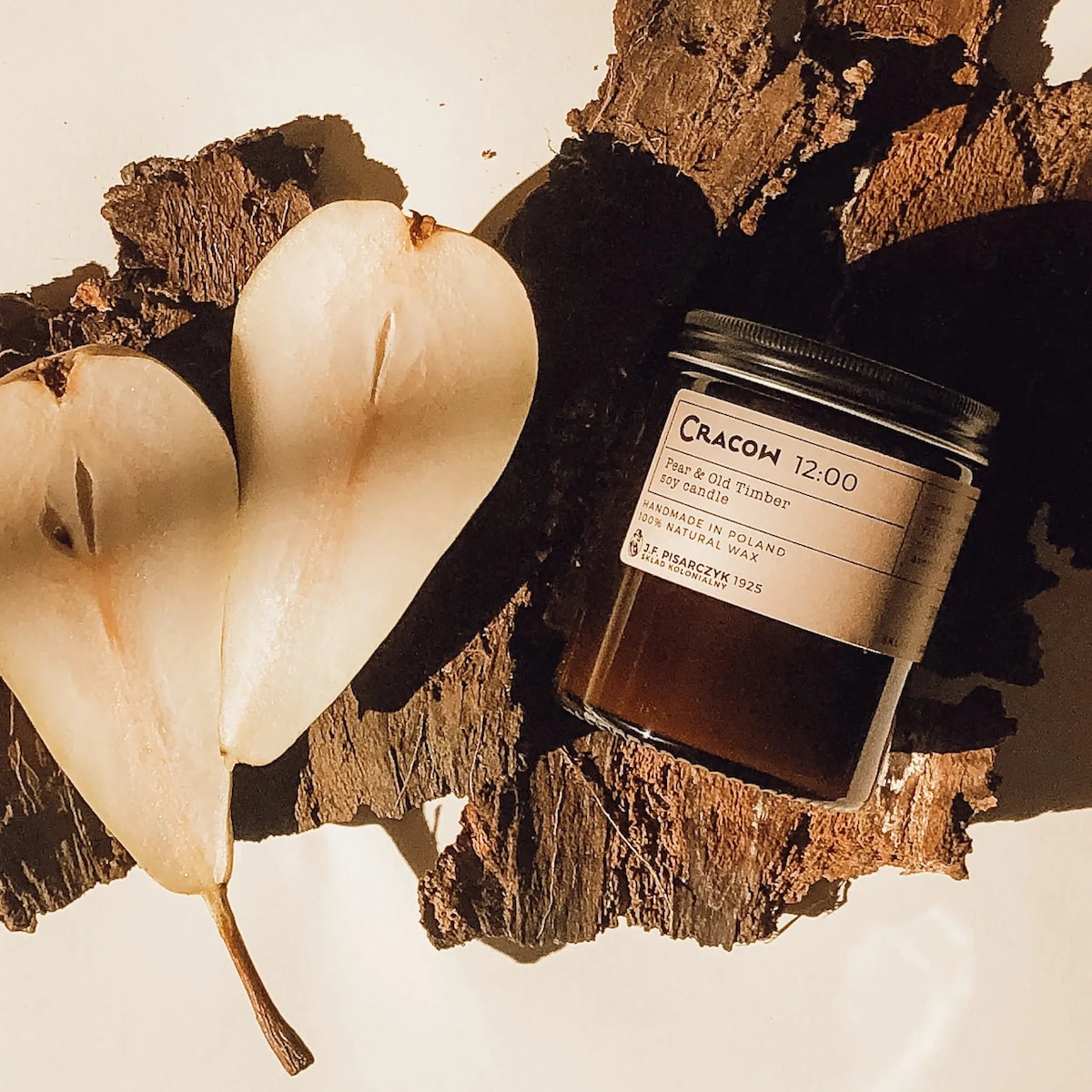 CRACOW 12:00 Pear & Old Timber - Naturalna Świeca Sojowa - Kolekcja Travels