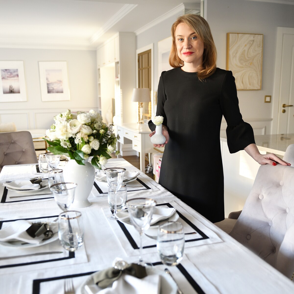 Okrągły obrus z czerwoną tasiemką Atelier Rouge – ⌀ 160 cm