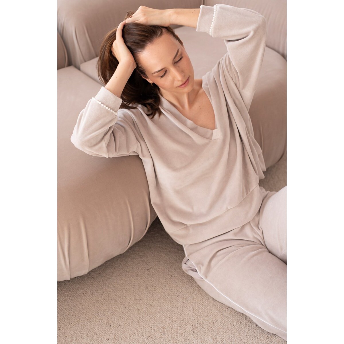 Welurowy zestaw beżowa bluza z perełkami przy mankietach i spodnie - S/M