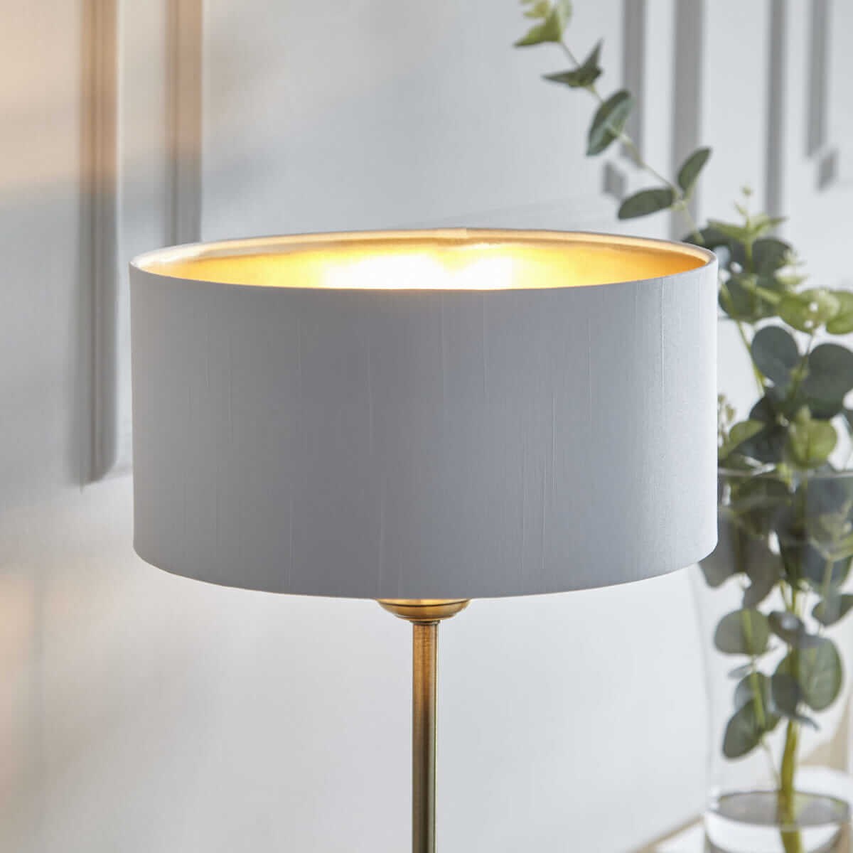 Nocna lampa stołowa Highclere 104054 Endon vintage mosiądz biały